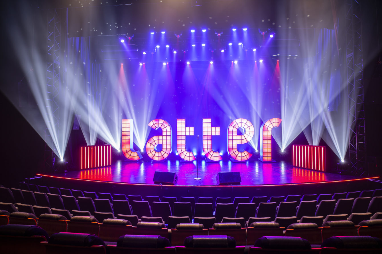 Hovedscene latterlogo