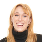 Komiker Maria Stavang latter